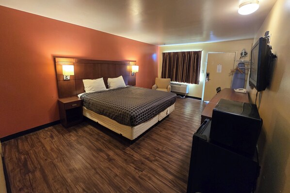 Escritorio, tabla de planchar con plancha, wifi gratis y ropa de cama 