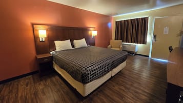 Skrivebord, strykejern/-brett, wi-fi (inkludert) og sengetøy