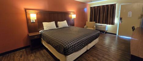 Een bureau, een strijkplank/strijkijzer, gratis wifi, beddengoed