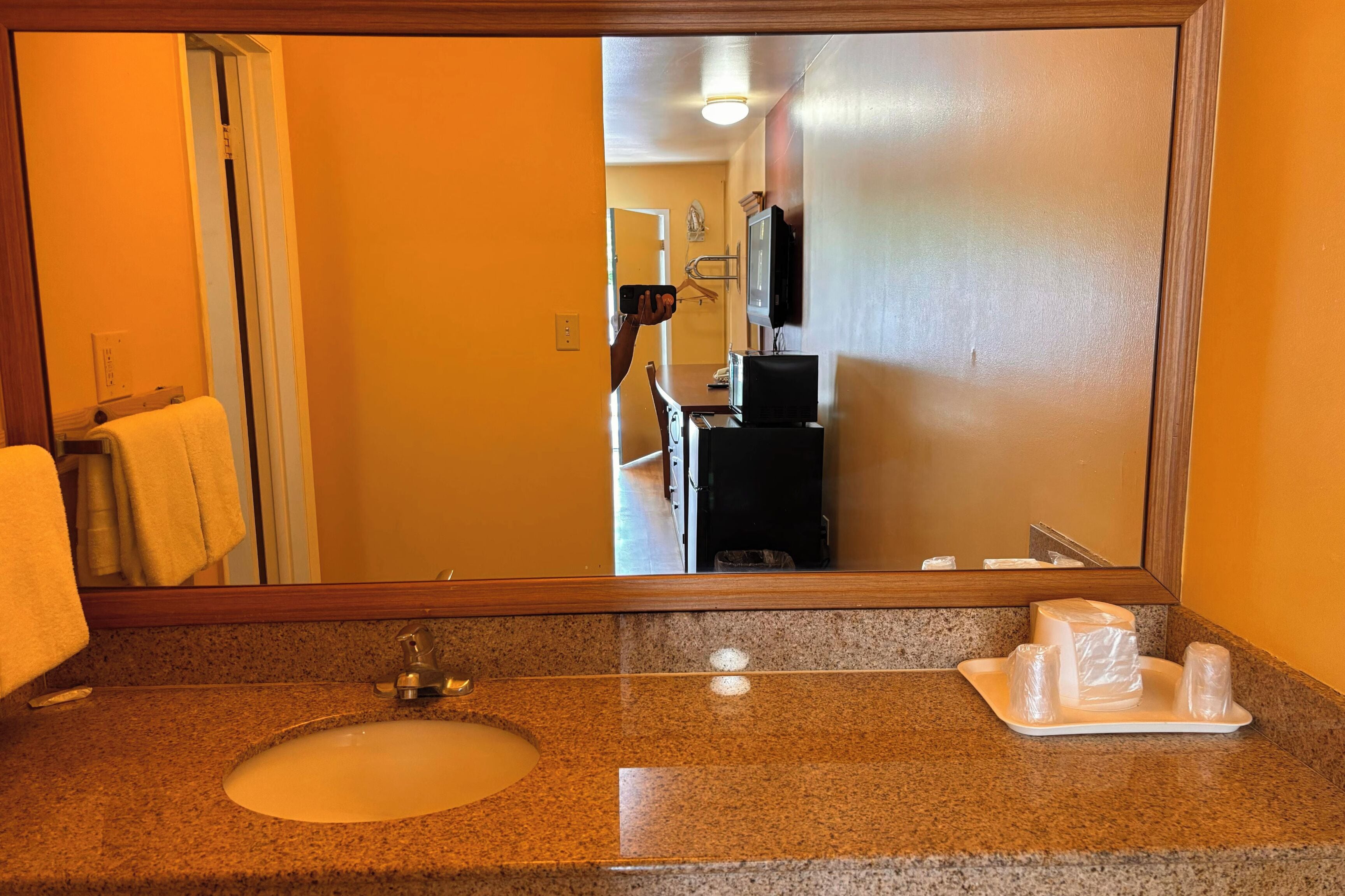 Single Bed Smoking | Bathroom | Shower, free toiletries, towels