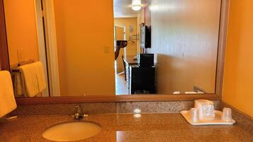 Single Bed Smoking | Bathroom | Shower, free toiletries, towels