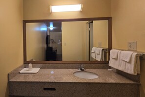 Regadera, amenidades de baño gratuitas, toallas 