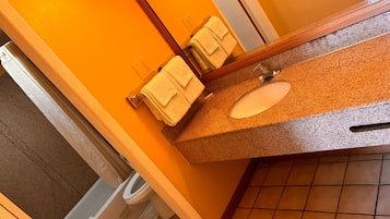 Shower, free toiletries, towels