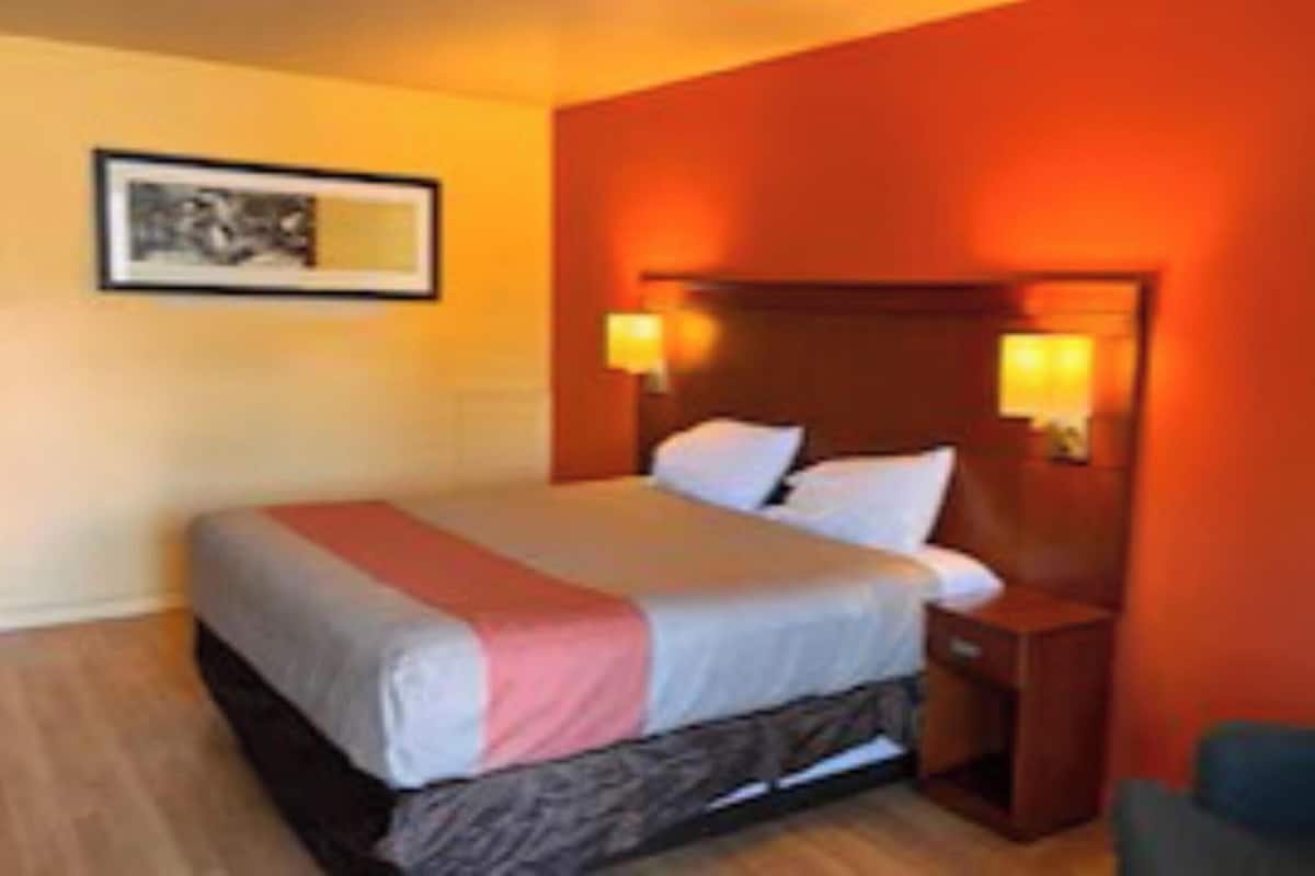 Single Bed Smoking | Skrivebord, strykejern/-brett, wi-fi (inkludert) og sengetøy