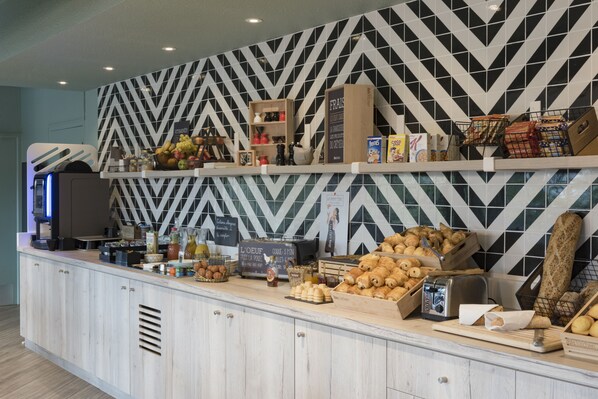 Daily continental breakfast (EUR 13.90 per person)