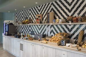 Daily continental breakfast (EUR 13.90 per person)
