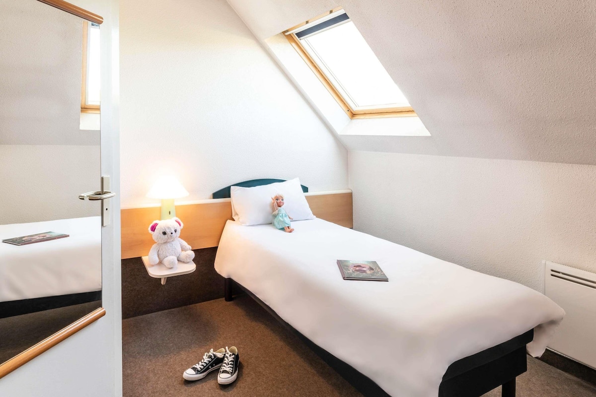 Chambre Standard, Plusieurs lits | Literie de qualité, lit avec matelas à plateau-coussin, bureau