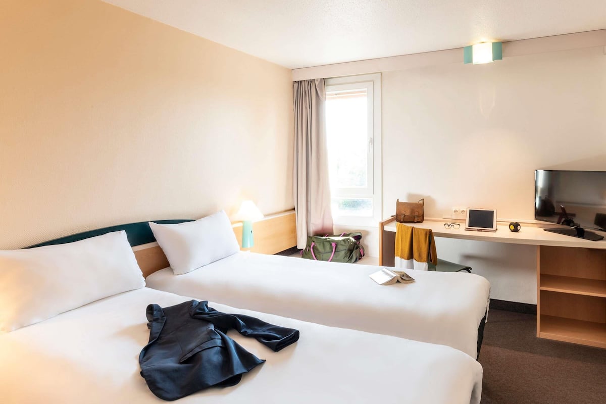 Habitación estándar, 2 camas individuales | Ropa de cama de alta calidad, camas con pillow-top y escritorio