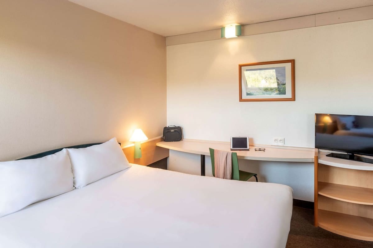 Premium bedding, pillowtop beds, desk, blackout drapes