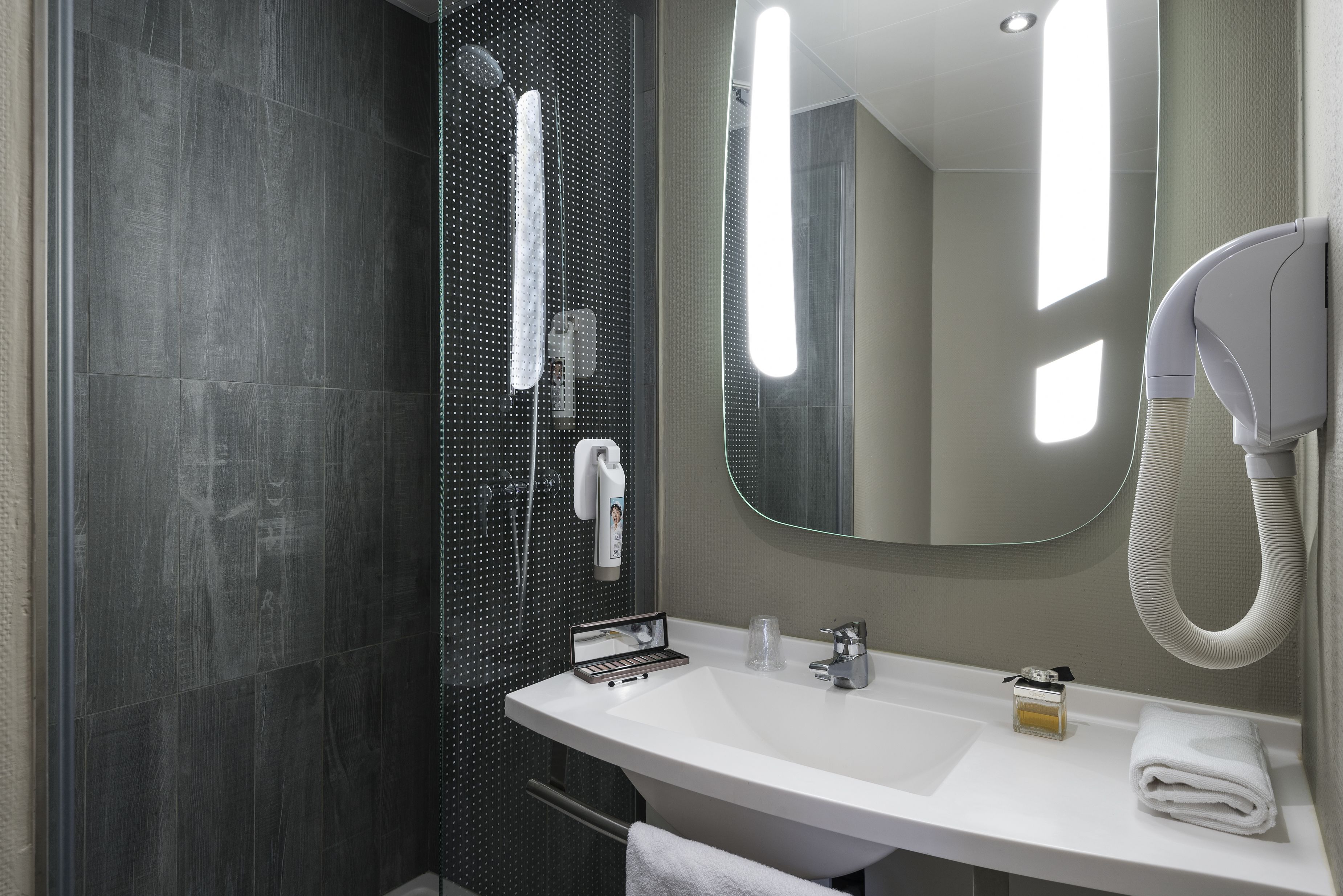 Standard Room, 2 Twin Beds | Room amenity