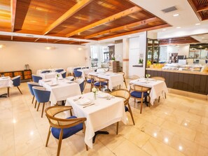 Breakfast, lunch, dinner served; local cuisine, pool views  - Regency Miami Airport by Sonesta (Miami)