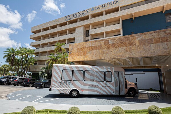 A multi-story building with a sign reading 'REGENCY MIAMI AIRPORT SONESTA'. - Regency Miami Airport by Sonesta (Miami)