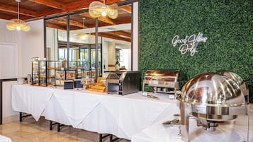 Desayuno buffet todos los días (USD 21.00 por persona)
