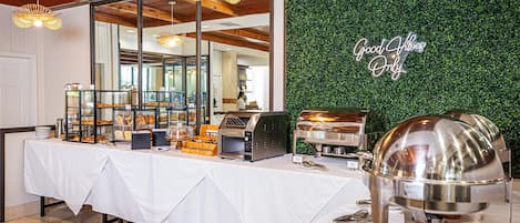 Frukostbuffé varje dag (USD 21.00 per person)