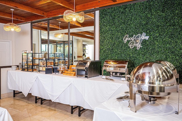 Desayuno buffet diario (USD 21.00 por persona)
