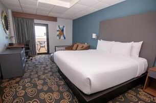 Una camera d'albergo con un letto grande, una scrivania e vista sull'esterno.
