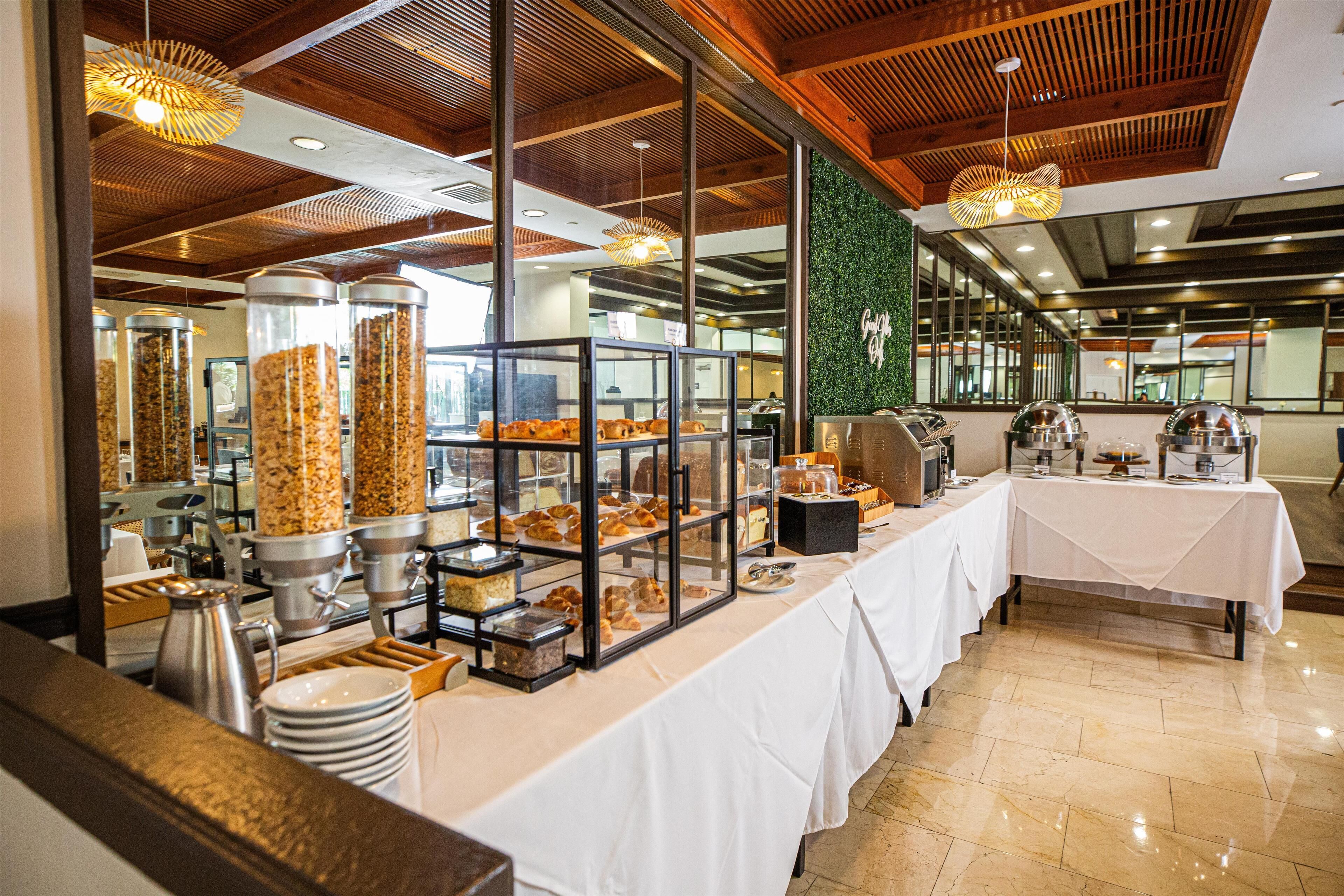 อาหารเช้าแบบบุฟเฟ่ต์ทุกวัน (USD 21.00 ต่อคน)