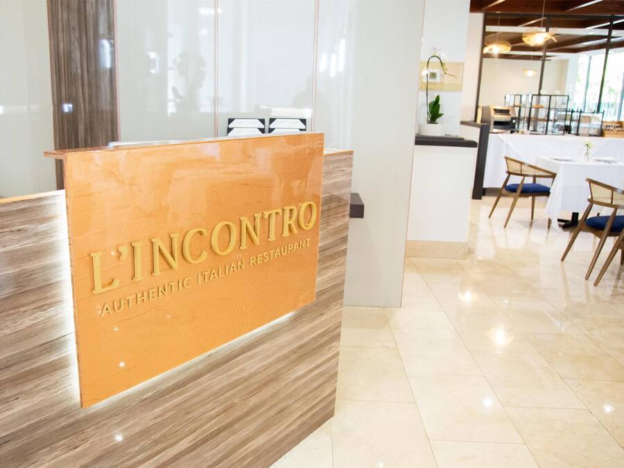 Se sirven desayunos, almuerzos y cocina local (con vistas a la piscina)