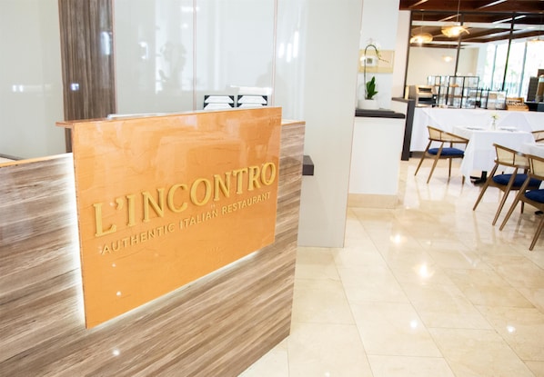 Se sirven desayunos, comidas y cocina local con vista a la alberca