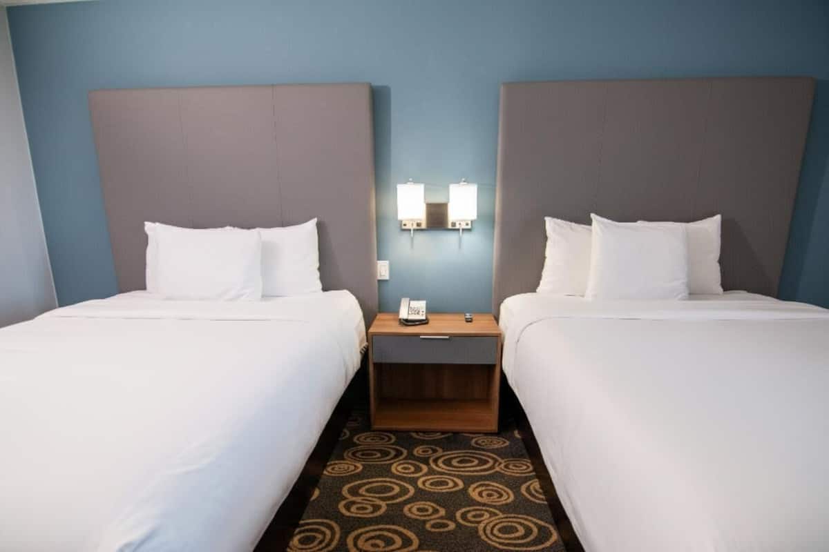 Room, 2 Katil Ratu (Queen), Non Smoking | Peralatan tempat tidur premium, tilam berlapik, peti besi dalam bilik