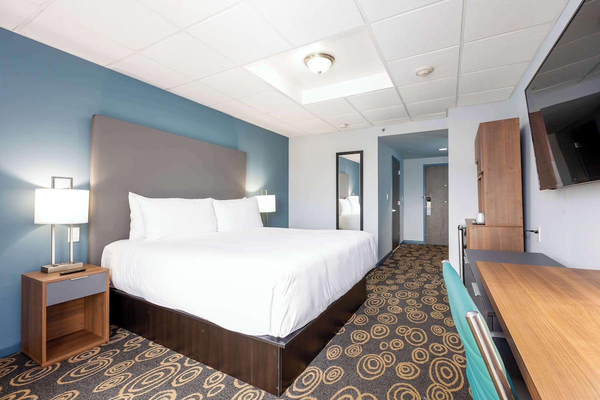 Room, 1 King Bed, Non Smoking | Premium bedding, pillow-top beds, in-room safe, desk