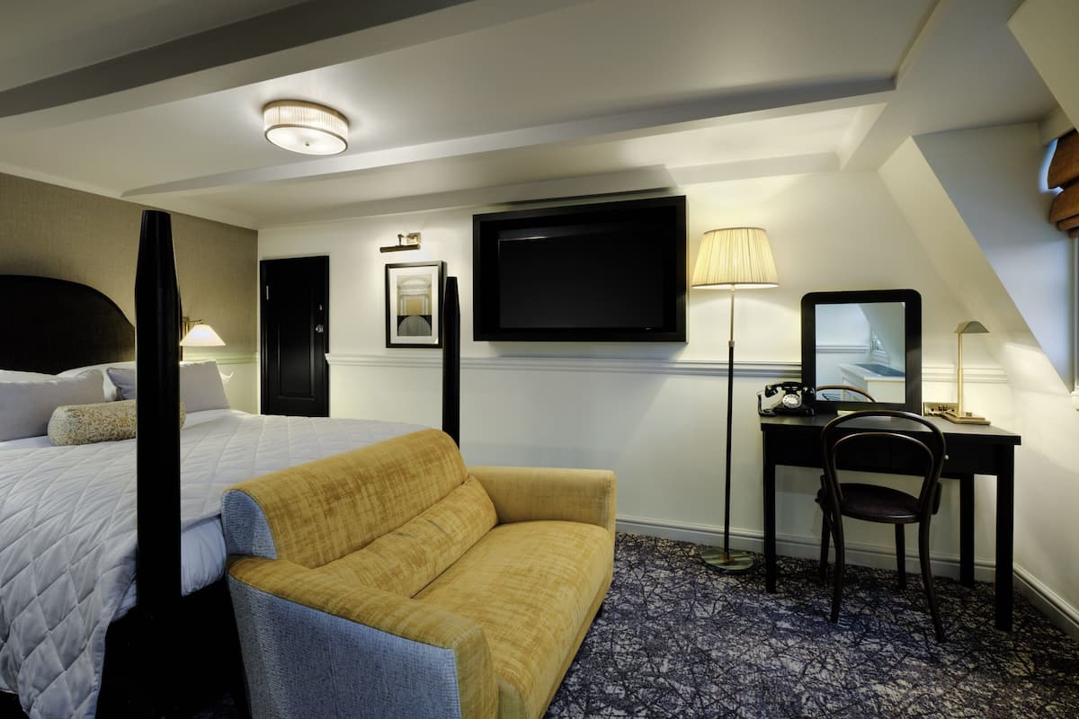 Superior Room, 1 Double Bed | Hypo-allergenic bedding, individually decorated, individually furnished