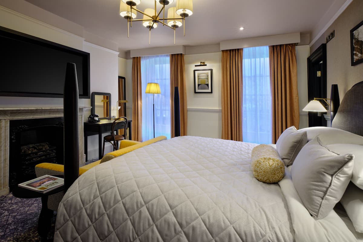 Room, 1 King Bed | Hypo-allergenic bedding, individually decorated, individually furnished