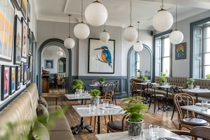 供應早餐、午餐及晚餐
