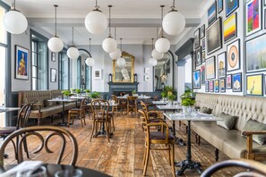 Frokost, lunsj og middag serveres, britiske retter, uteservering 