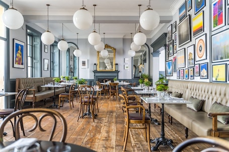 供应早餐、午餐和晚餐,英国菜,室外就餐