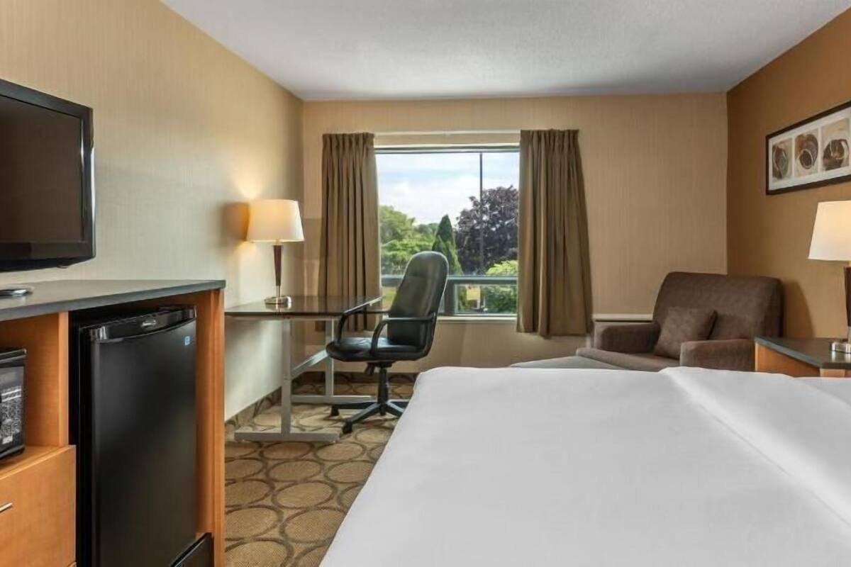 Literie de qualité supérieure, surmatelas, bureau, rideaux occultants