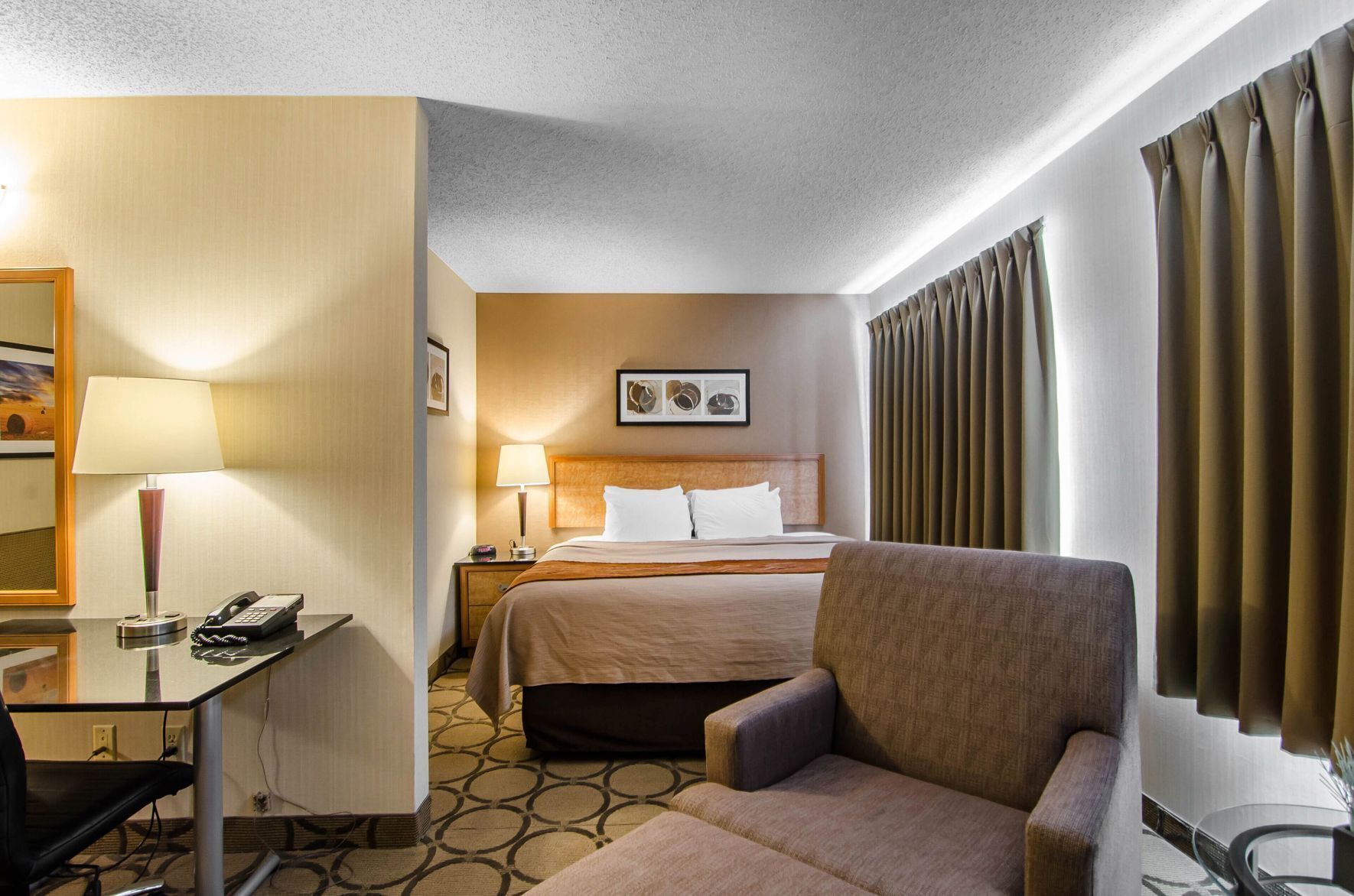 Literie de qualité supérieure, surmatelas, bureau, rideaux occultants