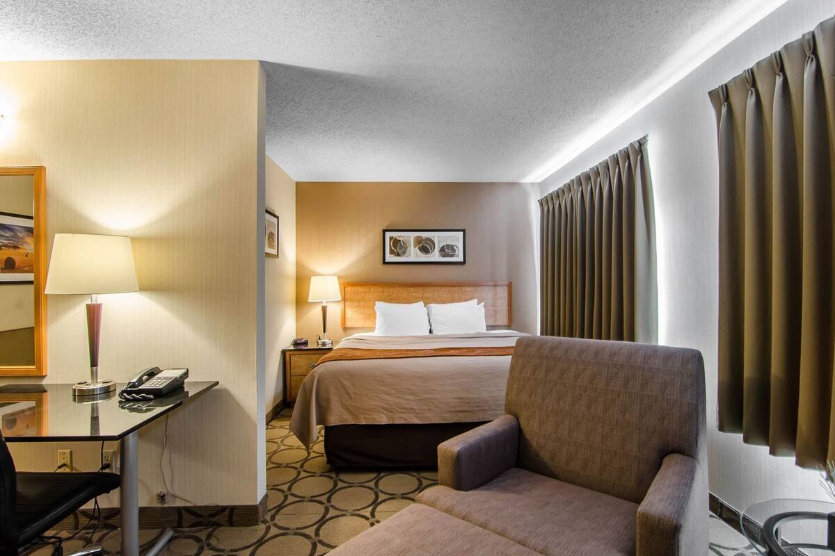 Literie de qualité supérieure, surmatelas, bureau, rideaux occultants