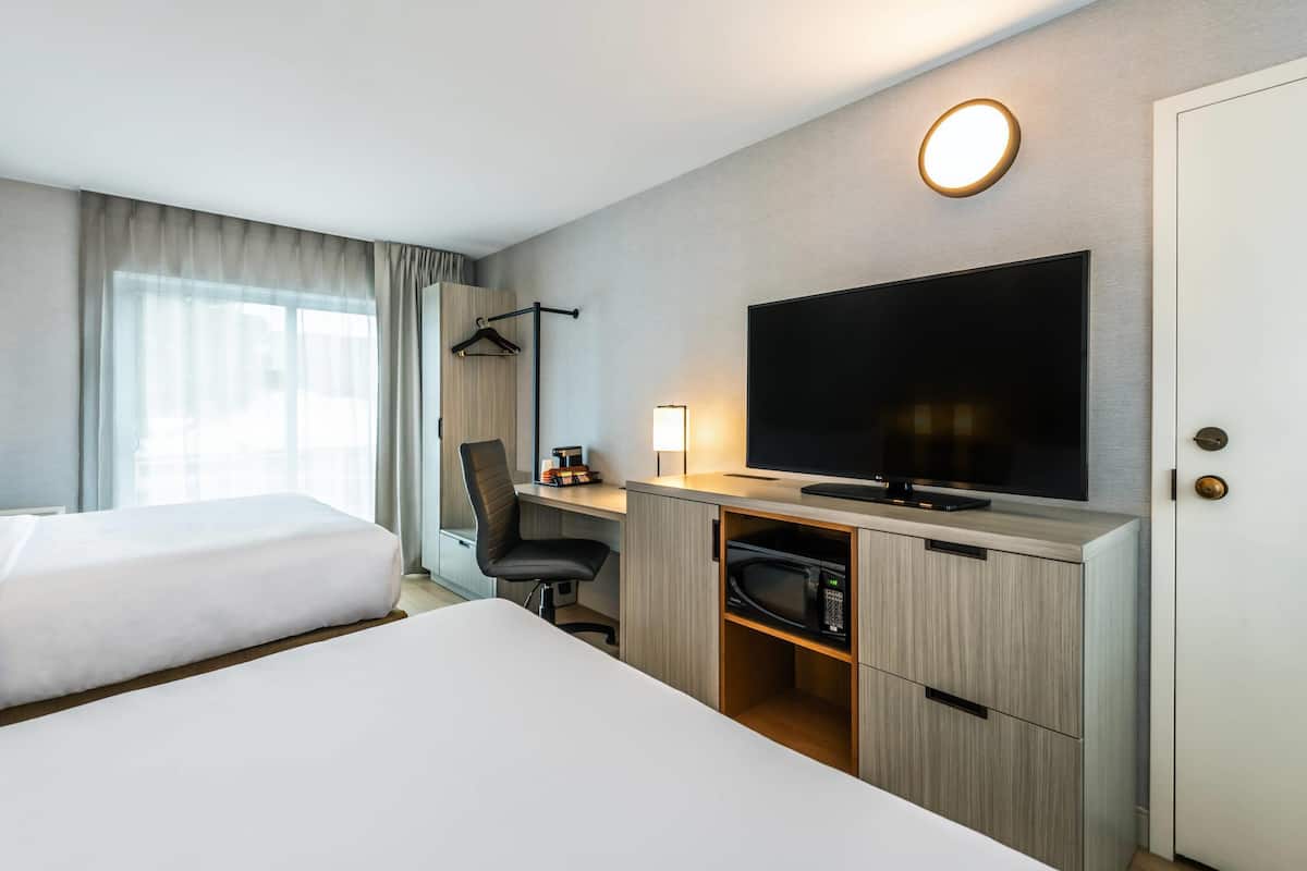 2 Queen Beds, Non Smoking, Ground Floor Pet-Friendly | 高档床上用品、加厚床垫、办公桌、遮光窗帘