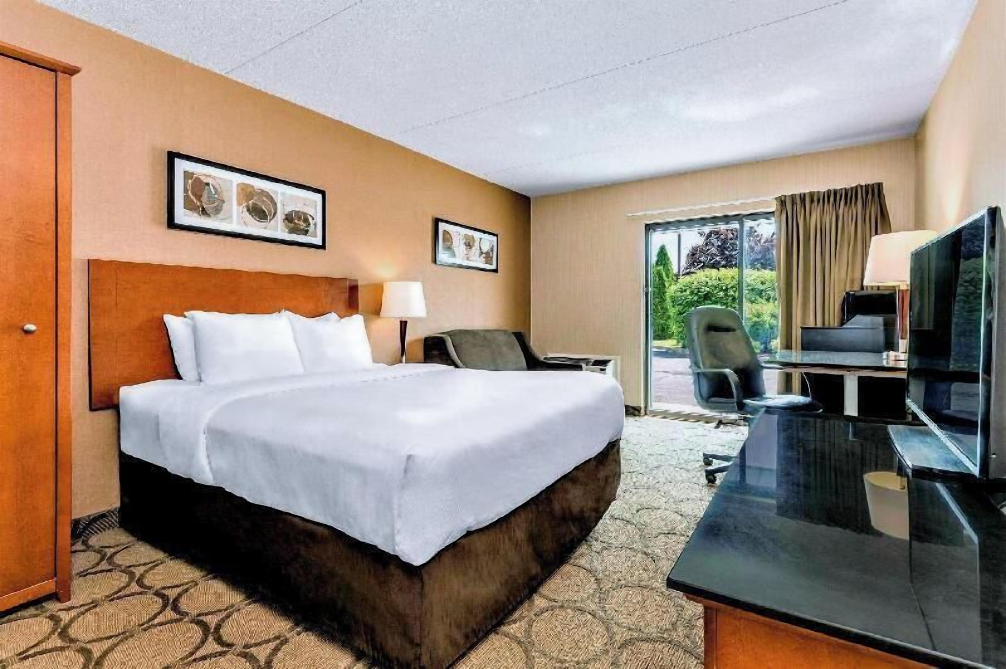 Literie de qualité supérieure, surmatelas, bureau, rideaux occultants