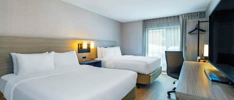 2 Queen Beds, Non Smoking, Ground Floor Pet-Friendly | Ropa de cama de alta calidad, camas con pillow-top y escritorio