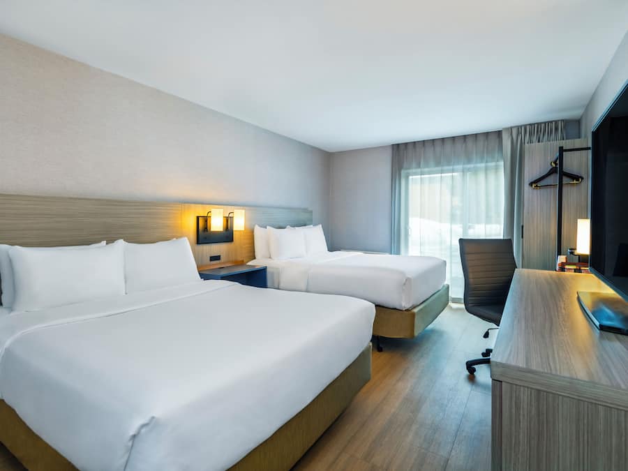 2 Queen Beds, Non Smoking, Ground Floor Pet-Friendly | Roupas de cama premium, camas com colchões pillow-top, escrivaninha