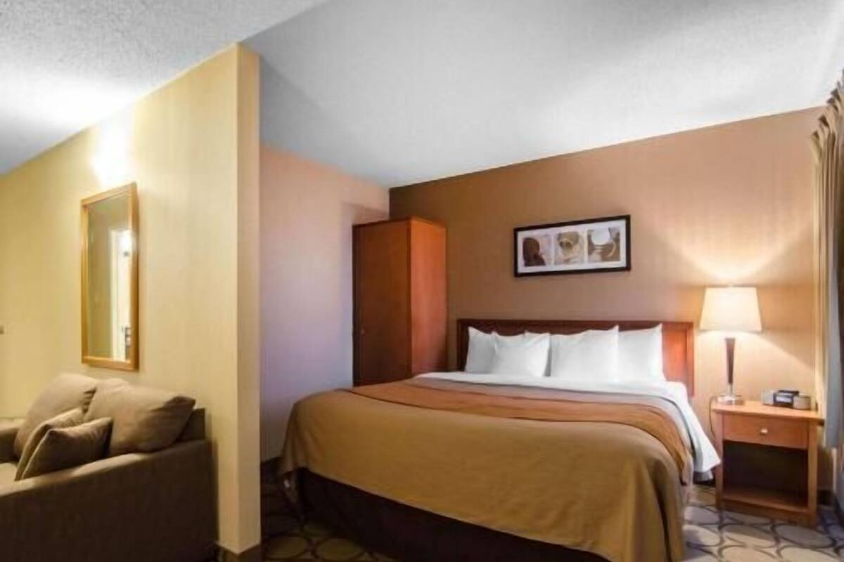 Literie de qualité supérieure, surmatelas, bureau, rideaux occultants