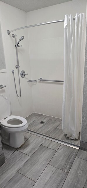 Room, 1 Queen Bed, Accessible, Non Smoking | Bathroom