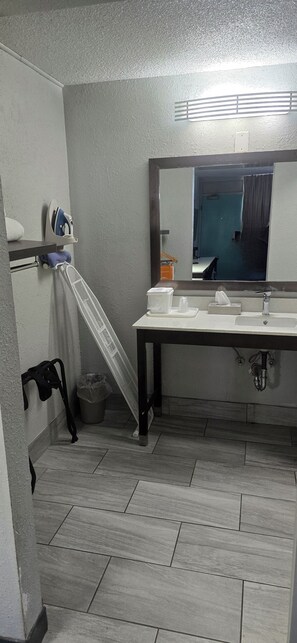 Room, 1 Queen Bed, Accessible, Non Smoking | Bathroom