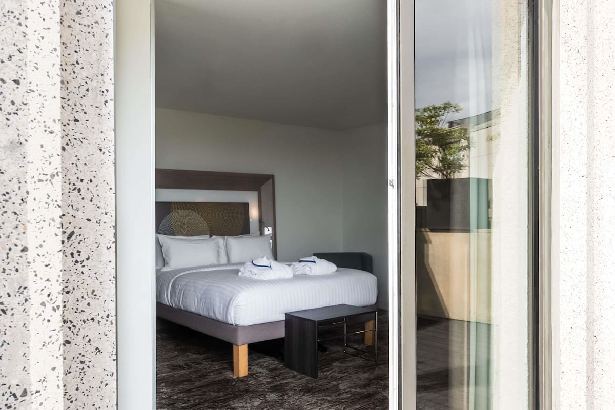 Executive kamer, 1 tweepersoonsbed, terras | Luxe beddengoed, pillowtop-bedden, een minibar, een kluis op de kamer