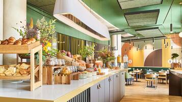 Se sirven desayunos, almuerzos y cenas; cocina francesa