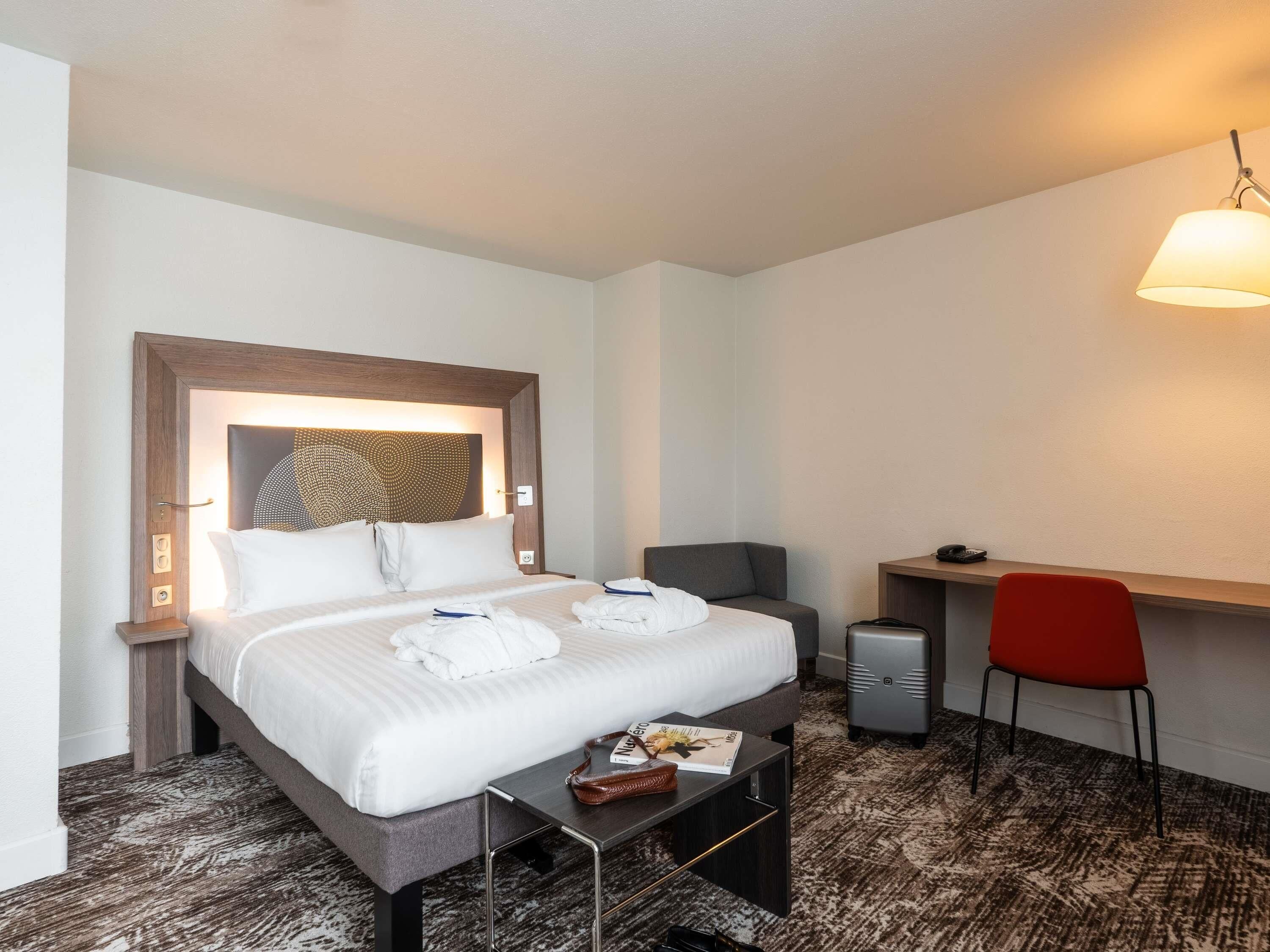 Ropa de cama de alta calidad, camas con pillow-top y minibar 