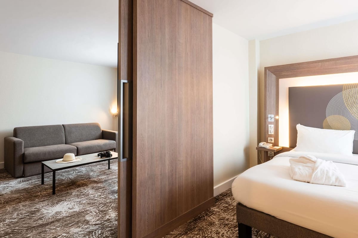 Suite, 1 kingsize bed | Luxe beddengoed, pillowtop-bedden, een minibar, een kluis op de kamer