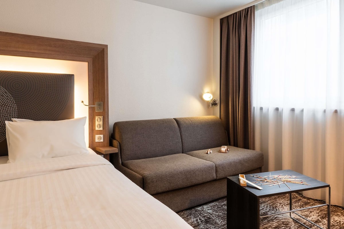 Executive-rum - 1 queensize-säng med bäddsoffa | Sängtillbehör av högsta kvalitet, bäddmadrasser och minibar