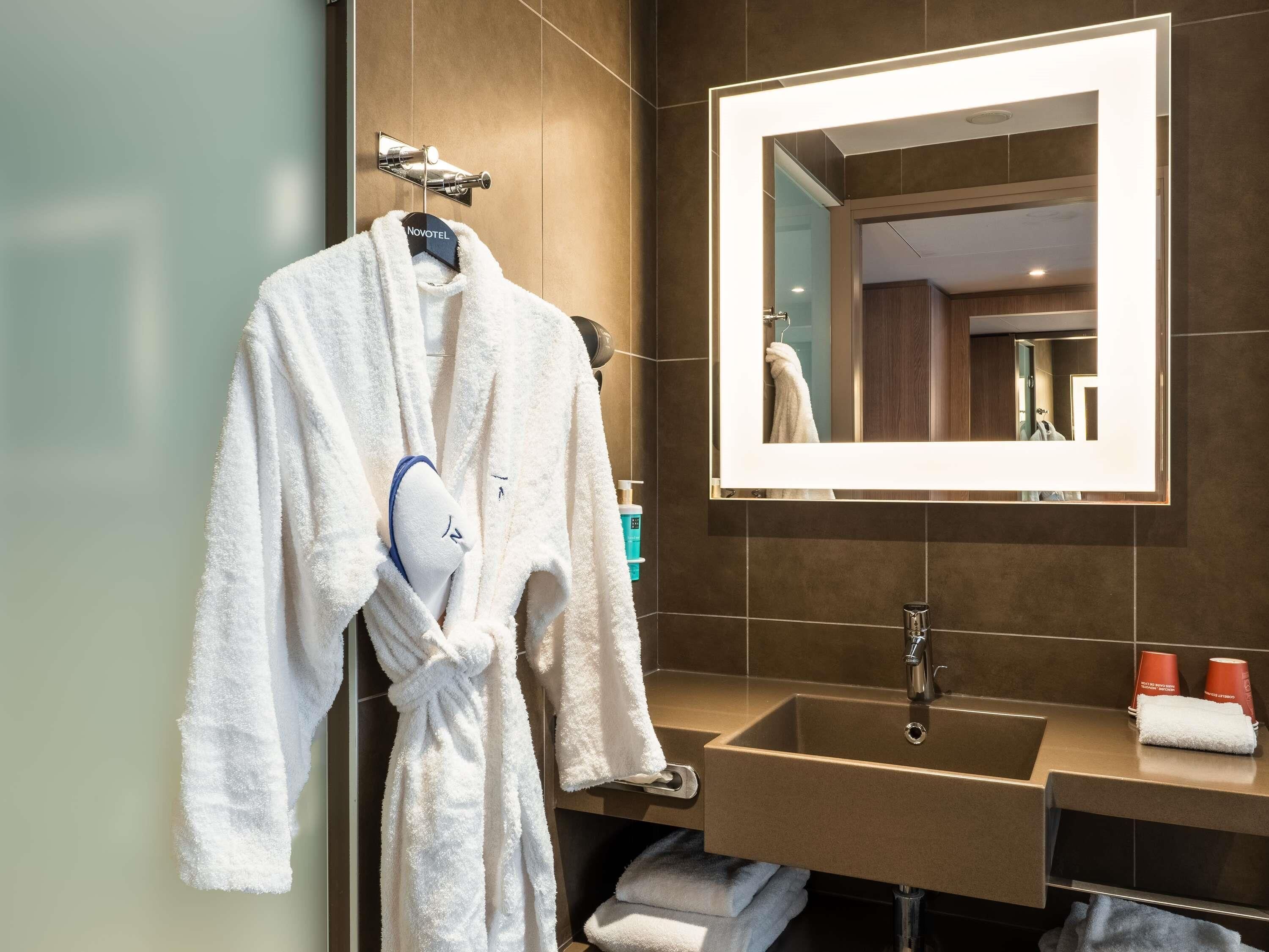 Ropa de cama de alta calidad, camas con pillow-top y minibar 