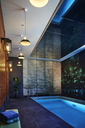 Una piscina cubierta