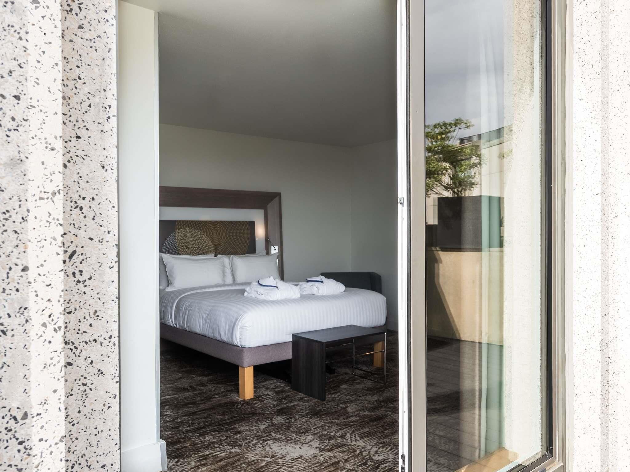 Ropa de cama de alta calidad, colchones con pillow-top y minibar 