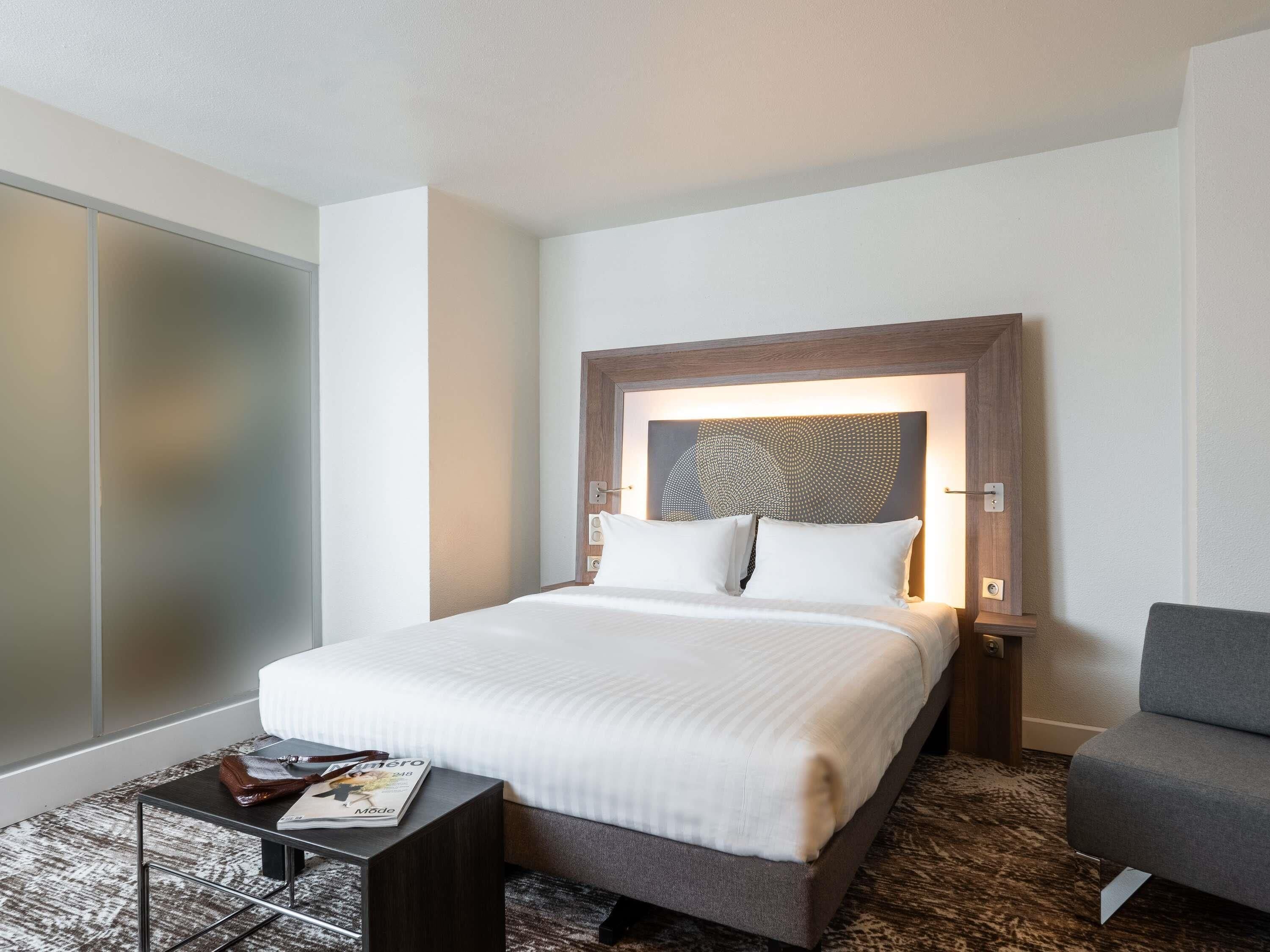 Standard Room, 1 Queen Bed | Premium bedding, pillowtop beds, minibar, in-room safe