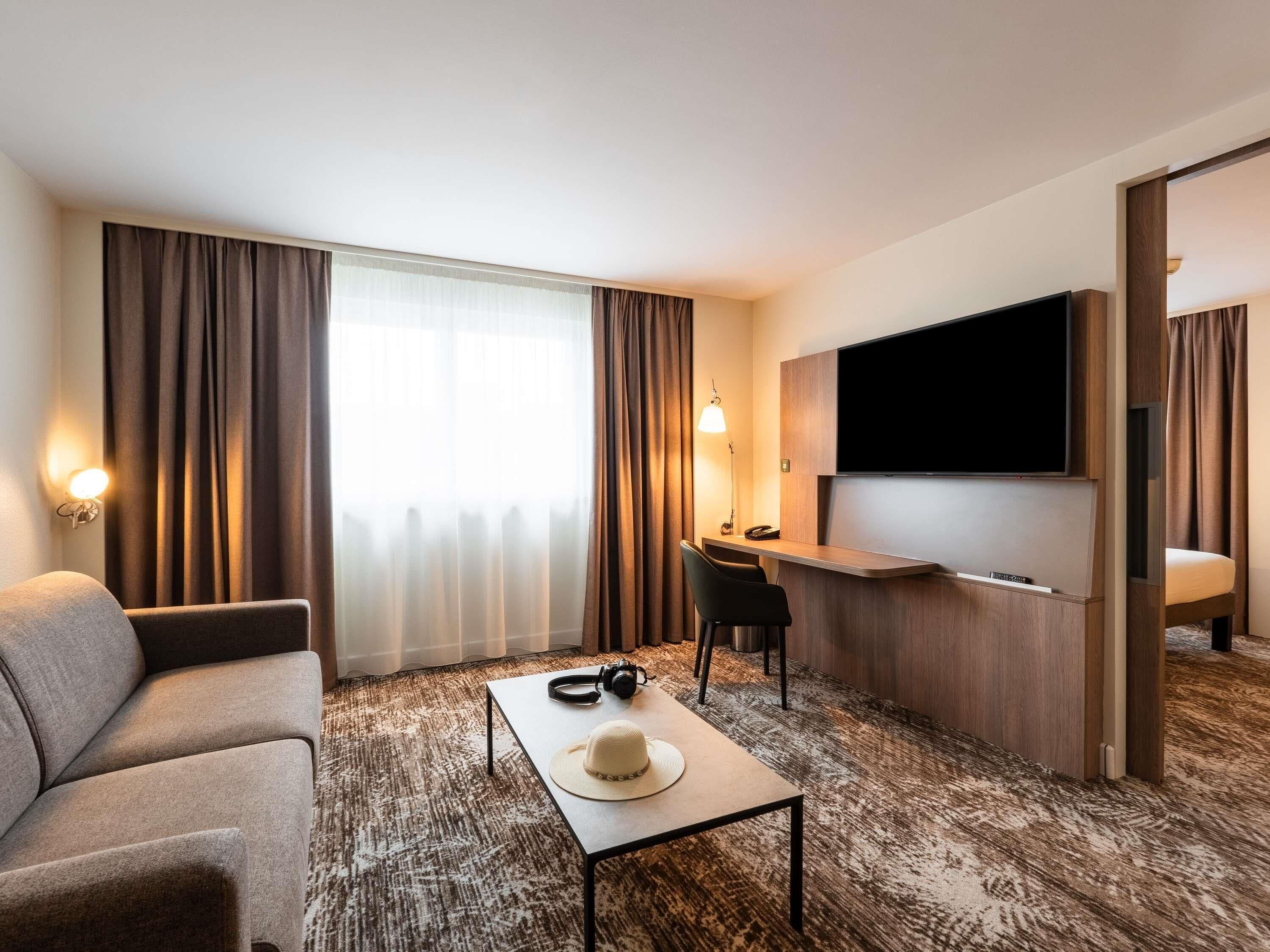 Suite, 1 King Bed | Premium bedding, pillowtop beds, minibar, in-room safe